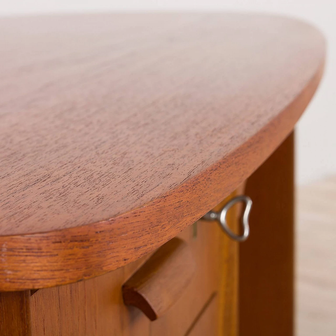 Scrivania direzionale indipendente a forma di proiettile in teak di H.P. Hansen per Randers Møbelfabrik, anni '60 1270124