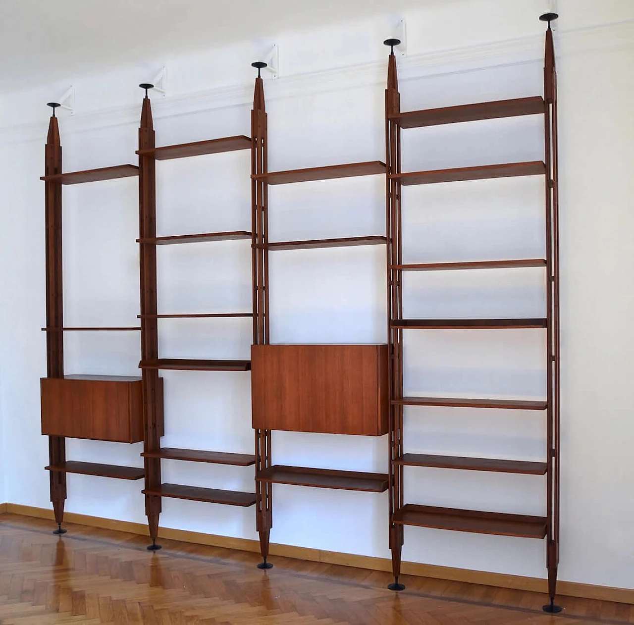 Floor-to-ceiling Infinito bookcase in teak by Franco Albini for Poggi, 50s 1270690