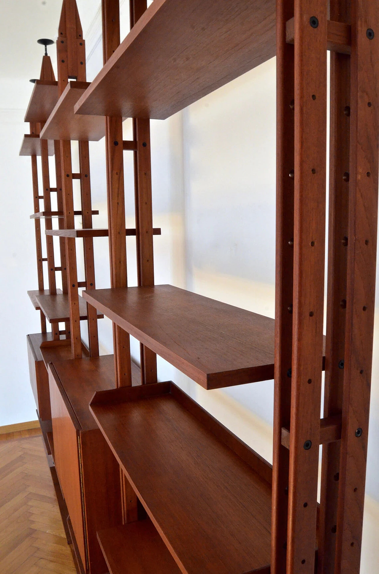 Floor-to-ceiling Infinito bookcase in teak by Franco Albini for Poggi, 50s 1270692