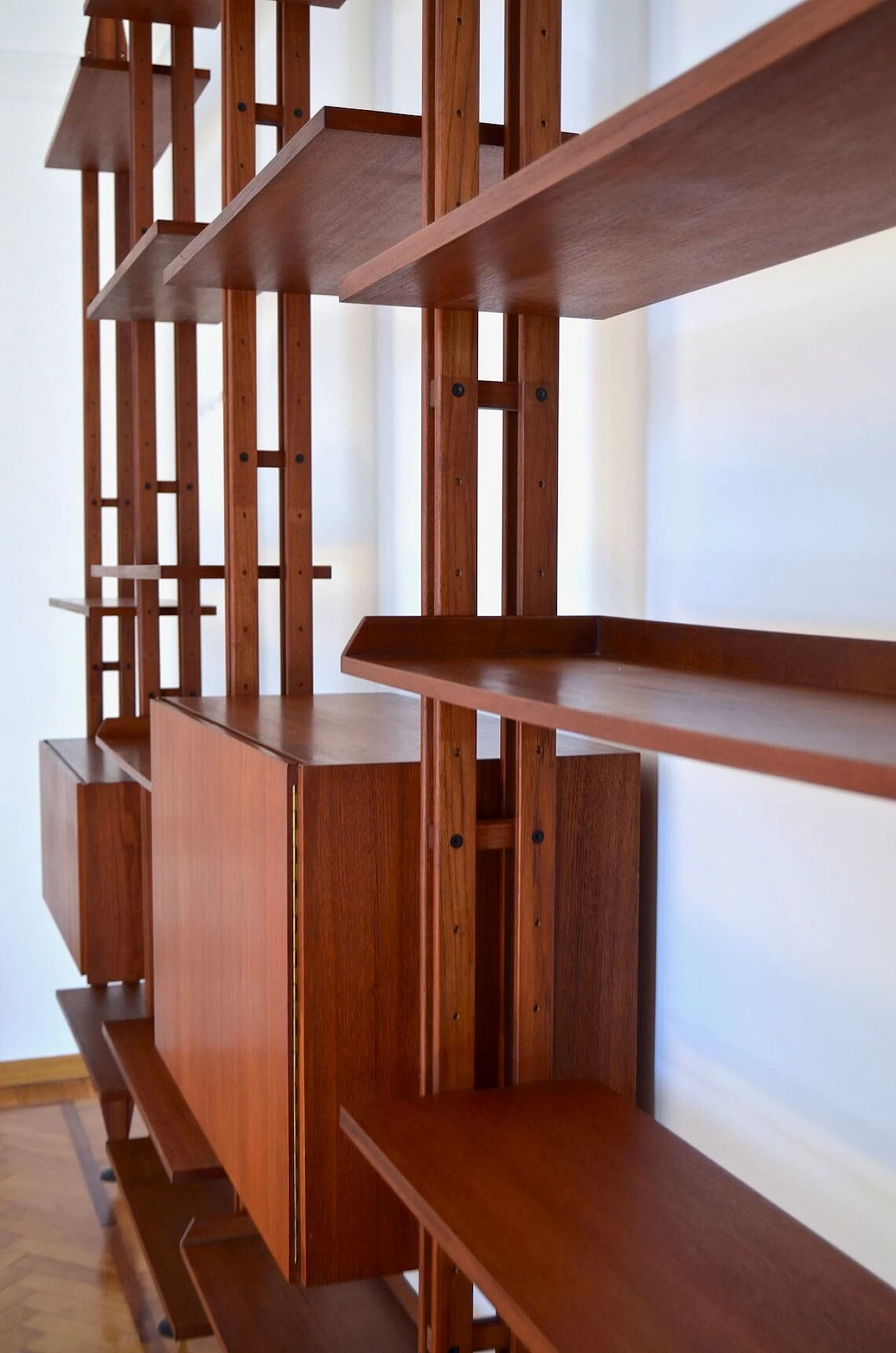 Floor-to-ceiling Infinito bookcase in teak by Franco Albini for Poggi, 50s 1270693