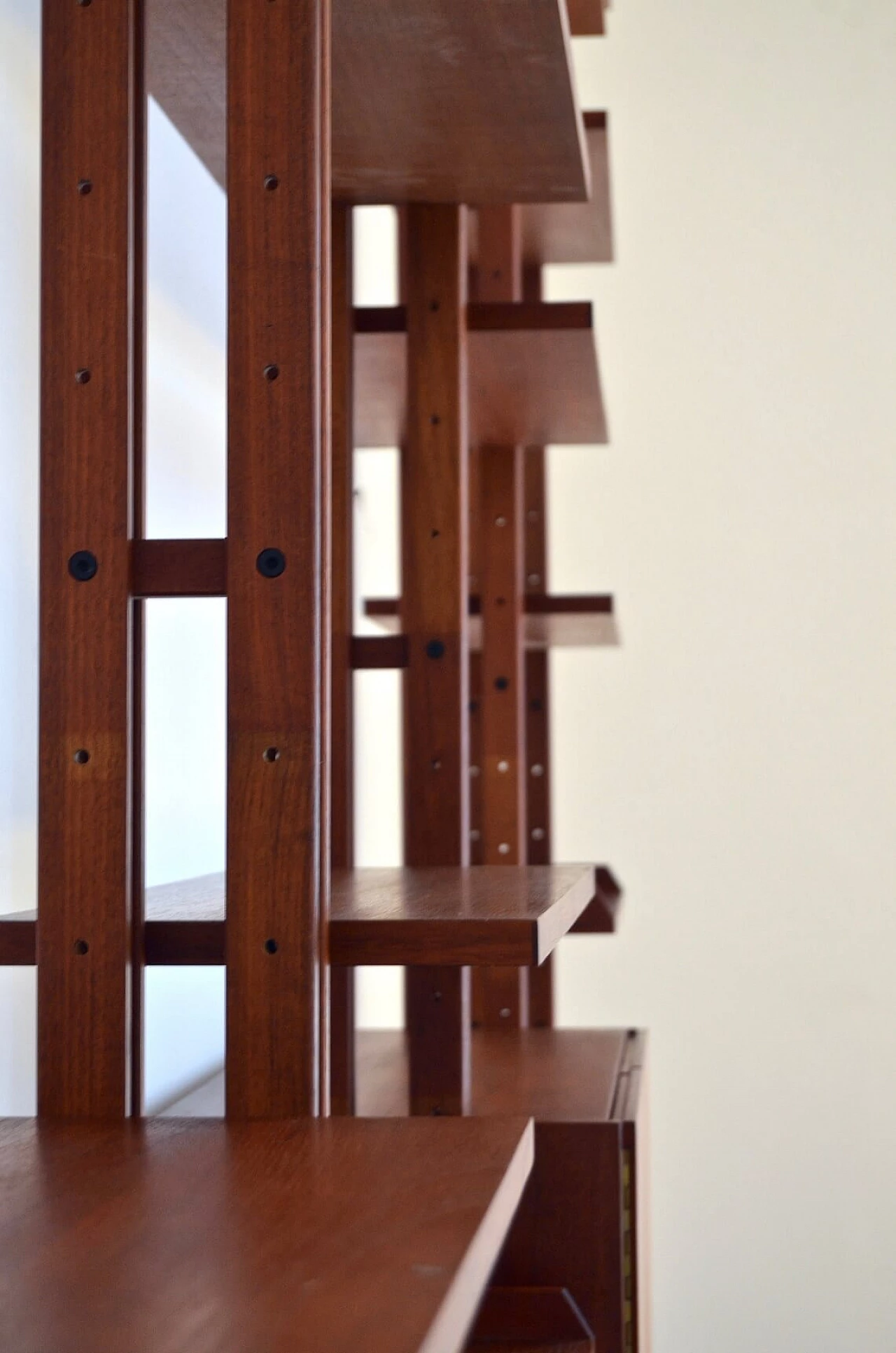Floor-to-ceiling Infinito bookcase in teak by Franco Albini for Poggi, 50s 1270696
