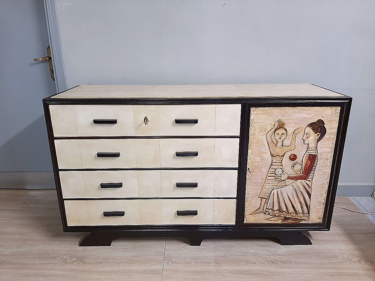 Cassettiera Art Deco in noce ebanizzata e pergamena con pannello dipinto, anni '40 1271566