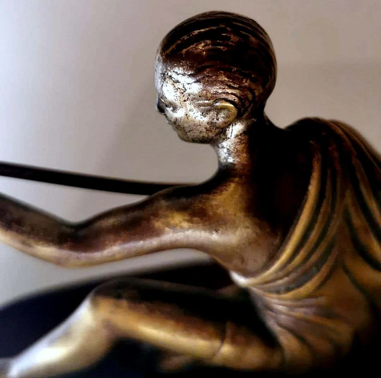 Statuetta Art Deco raffigurante una giovane ginnasta in bronzo e legno, anni '20 1271813