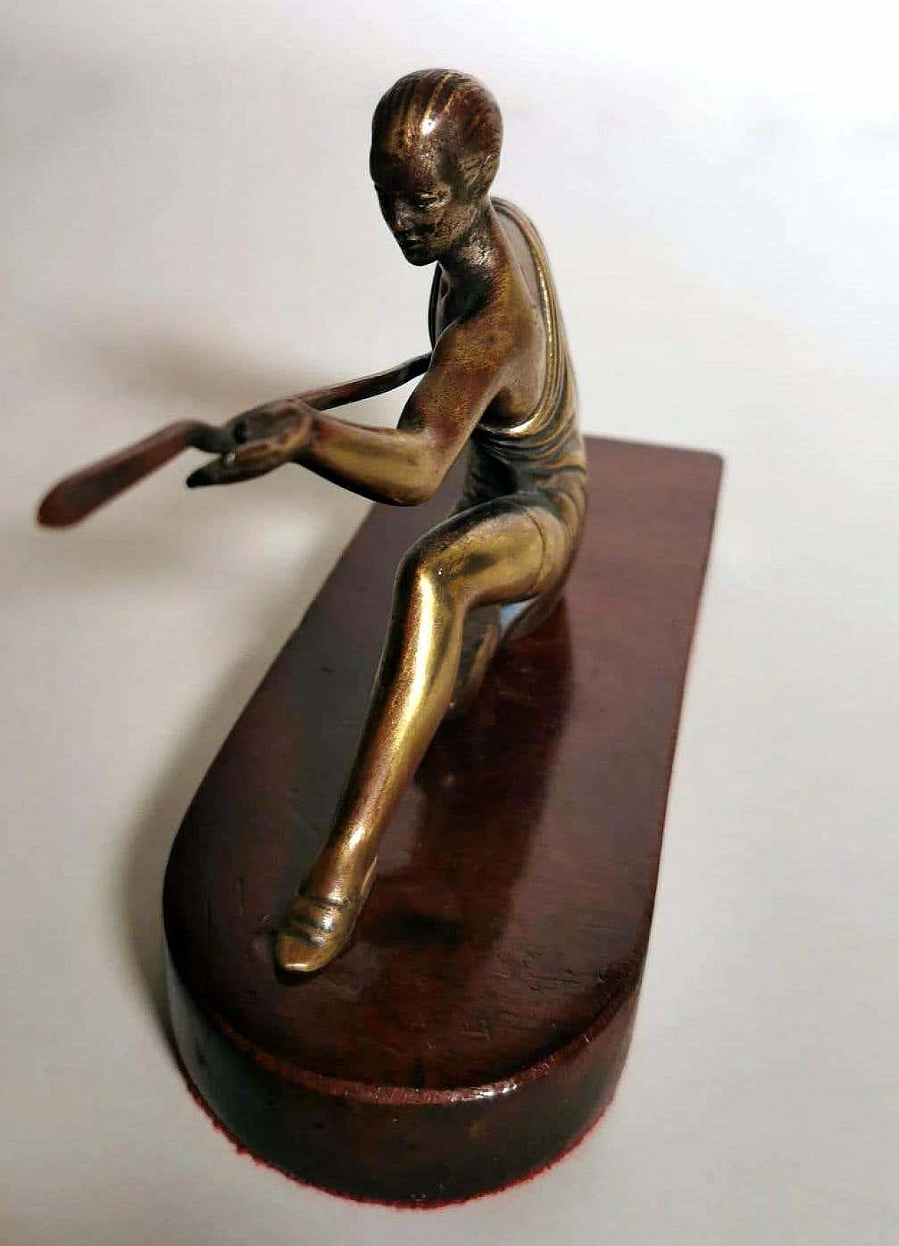 Statuetta Art Deco raffigurante una giovane ginnasta in bronzo e legno, anni '20 1271814