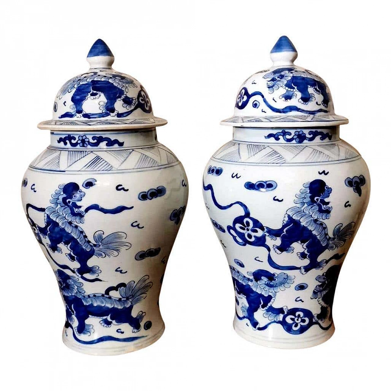 Coppia di vasi tradizionali cinesi con coperchio con decorazioni blu cobalto, anni '80 1271892