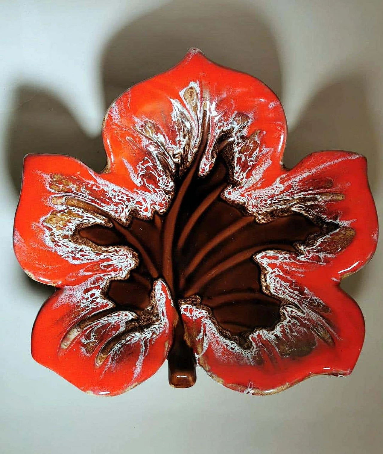 Centrotavola a forma di foglia in ceramica colorata di Vallauris, anni '40 1271988