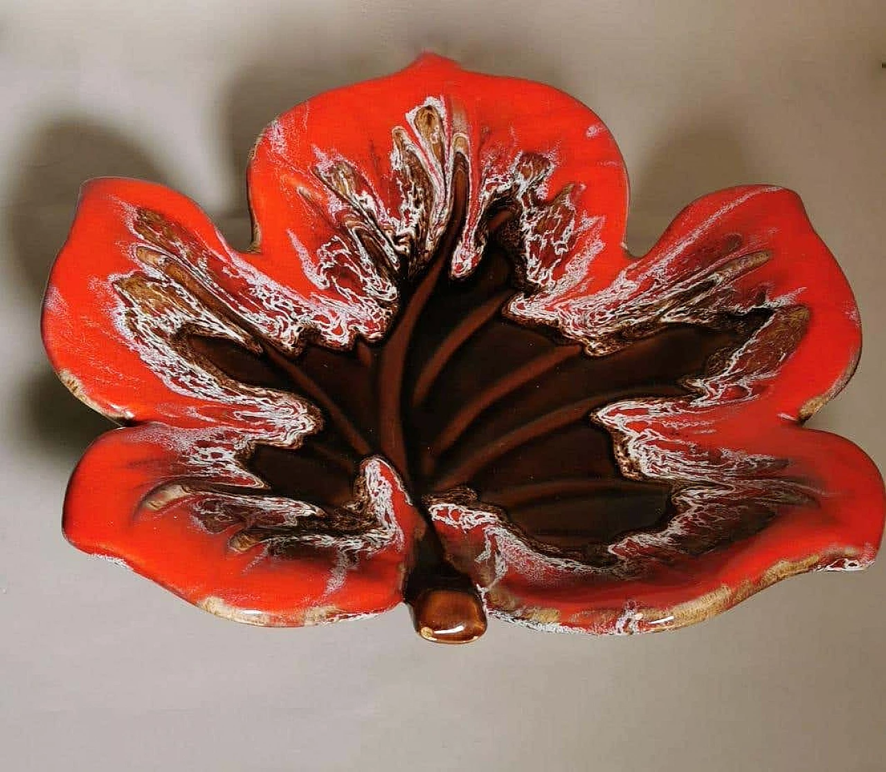 Centrotavola a forma di foglia in ceramica colorata di Vallauris, anni '40 1271990