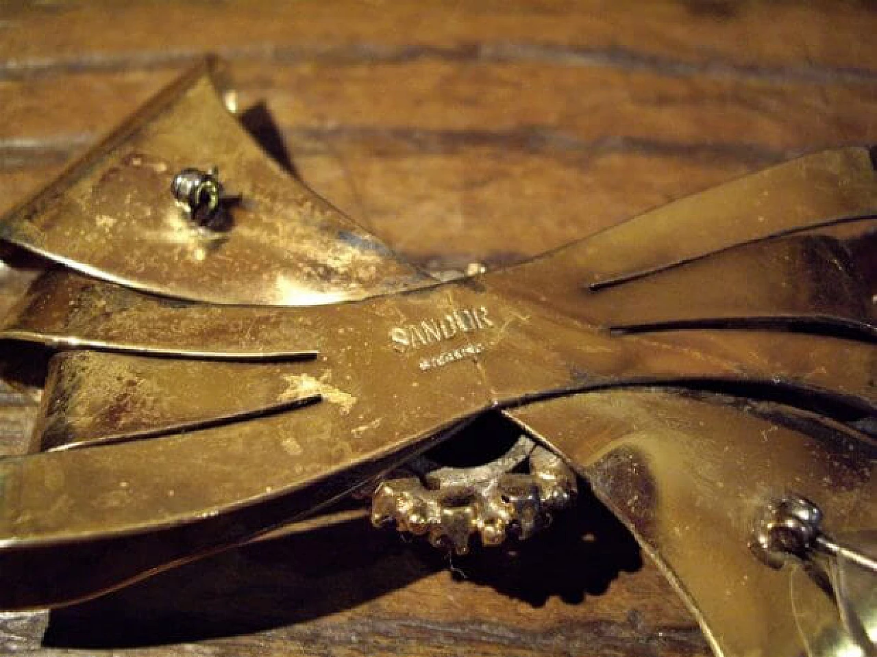 Spilla bijoux in argento Sterling dorato, vetro e cristalli di Sandor, anni '40 1272197
