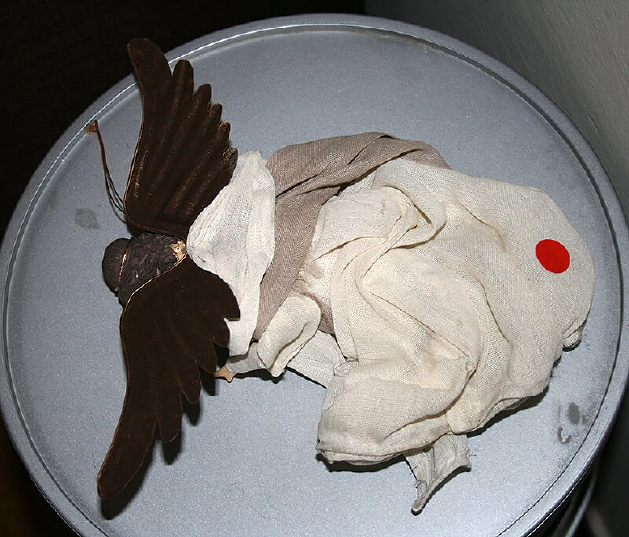 Scultura di un angelo in volo con tromba in stoffa, resina e lamiera battuta 1272932