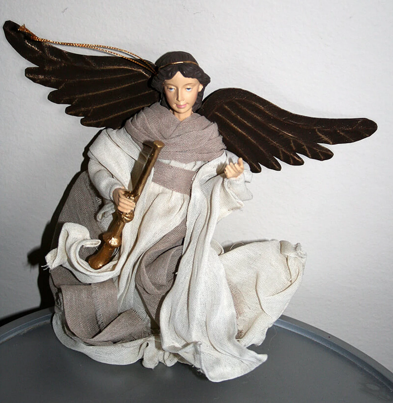 Scultura di un angelo in volo con tromba in stoffa, resina e lamiera battuta 1272933