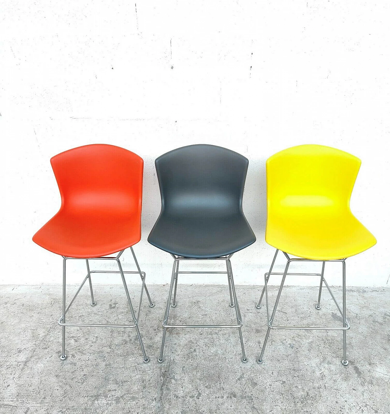 3 Stools in coloured plastic and chrome-plated steel by Harry Bertoia for Knoll, 60s 1274935