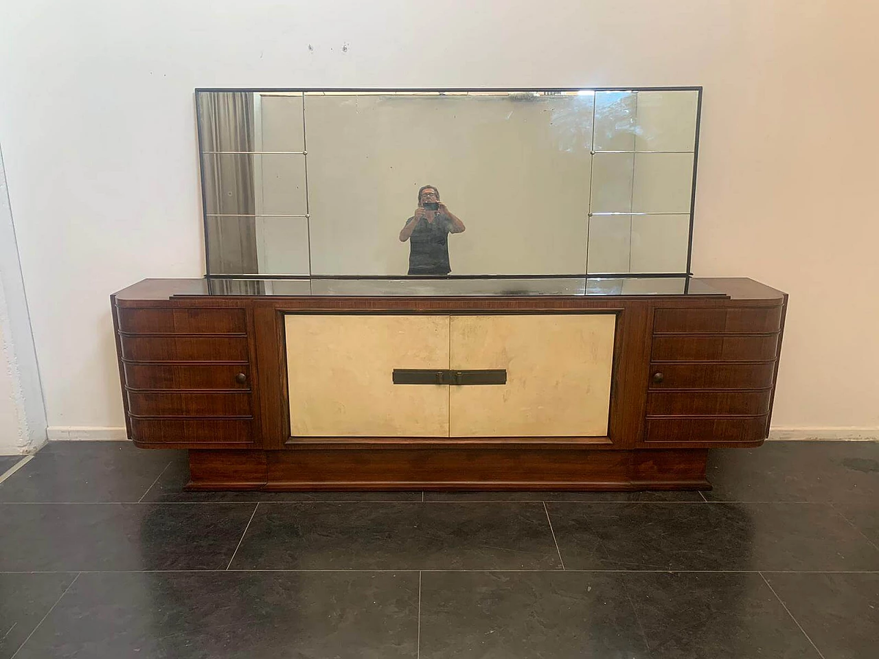 Credenza con specchio Art Deco in palissandro e pergamena con piano in vetro nero, anni '30 1275567