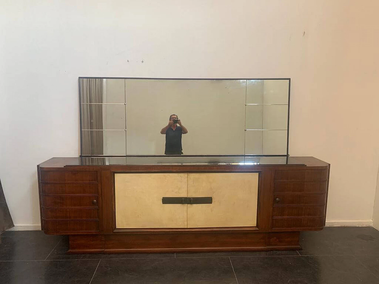 Credenza con specchio Art Deco in palissandro e pergamena con piano in vetro nero, anni '30 1275568