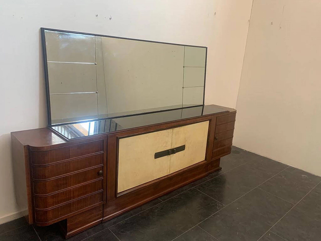Credenza con specchio Art Deco in palissandro e pergamena con piano in vetro nero, anni '30 1275570