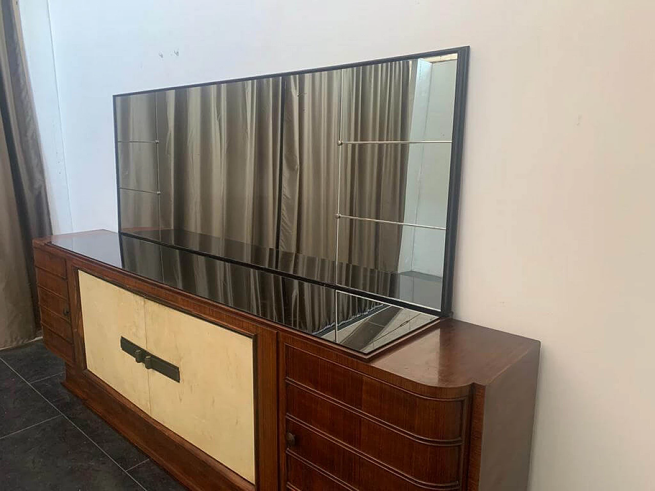Credenza con specchio Art Deco in palissandro e pergamena con piano in vetro nero, anni '30 1275571