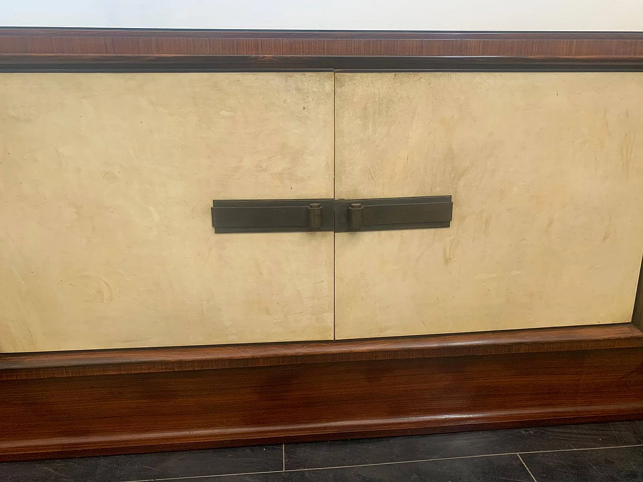 Credenza con specchio Art Deco in palissandro e pergamena con piano in vetro nero, anni '30 1275572