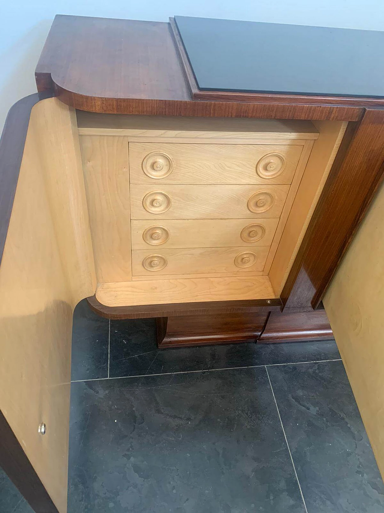 Credenza con specchio Art Deco in palissandro e pergamena con piano in vetro nero, anni '30 1275574