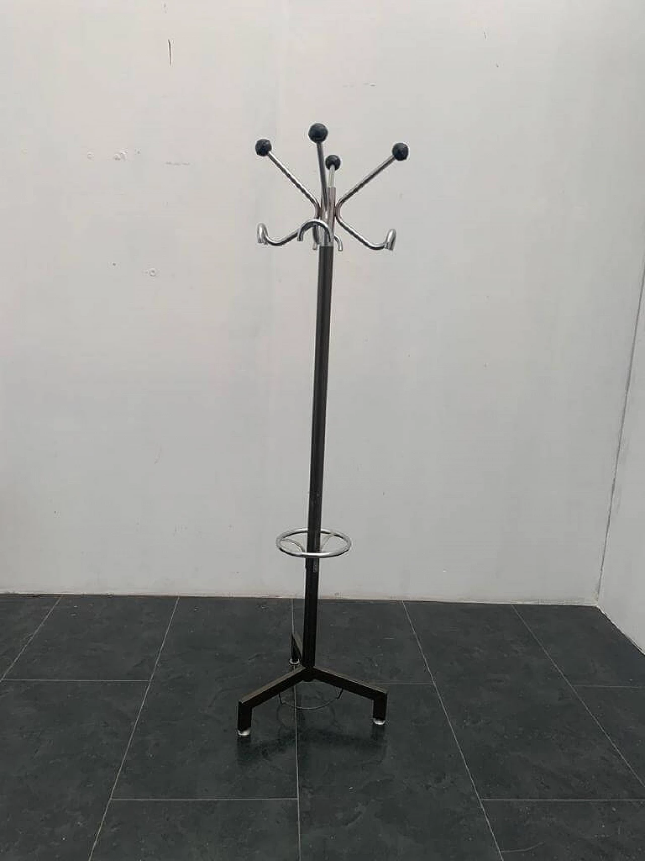 Coat stand in steel and anthracite lacquer, 70s 1276158
