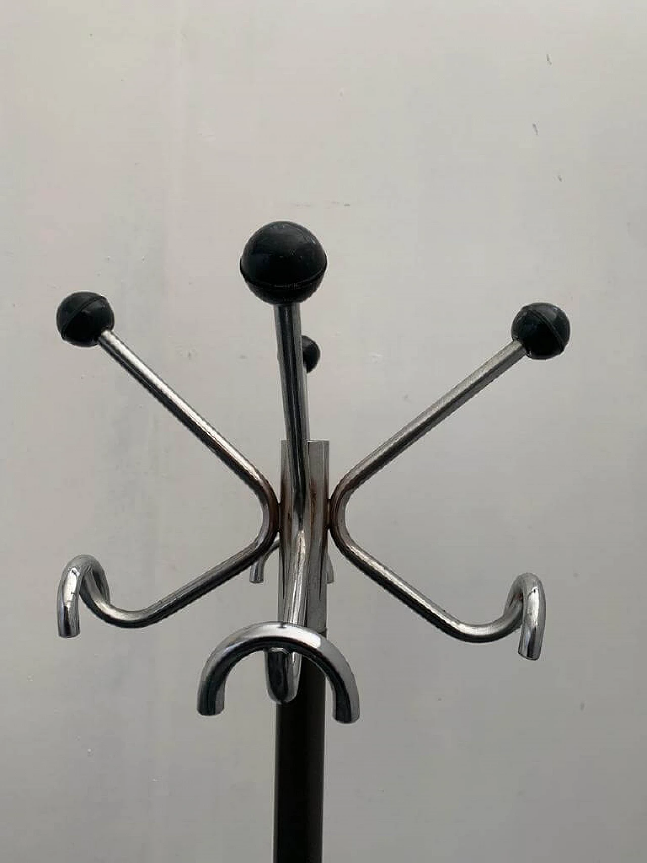 Coat stand in steel and anthracite lacquer, 70s 1276160