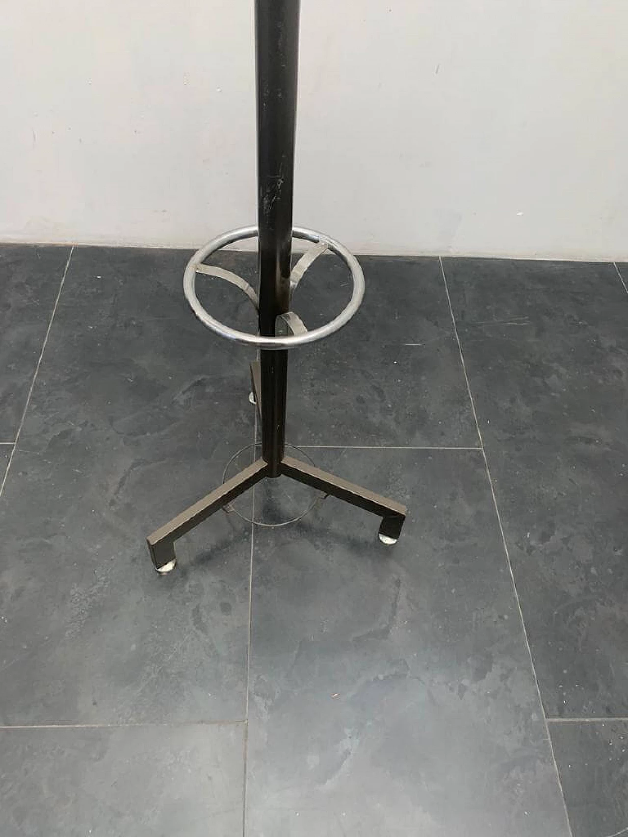 Coat stand in steel and anthracite lacquer, 70s 1276165