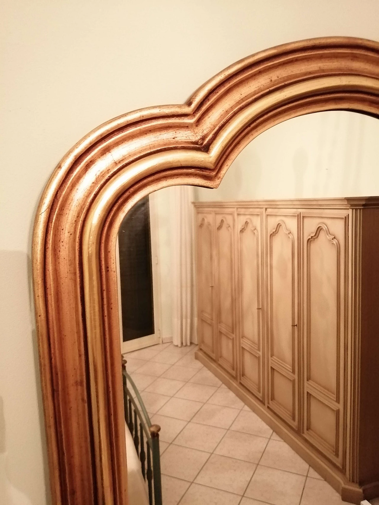 Wall mirror with antiqued gold frame, 80s 1276518