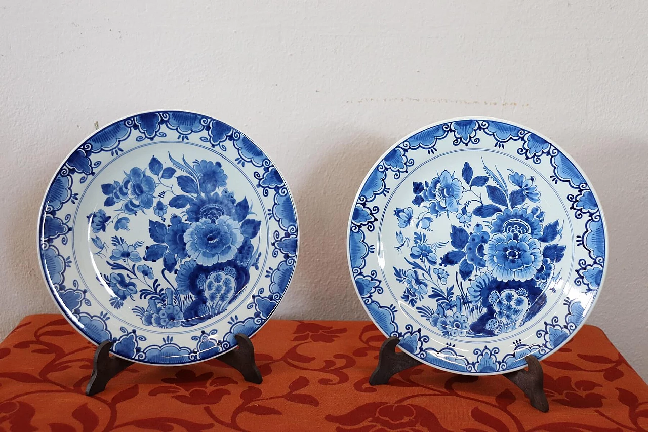 Coppia di piatti in ceramica artistica blu di Delft, anni '80 1277436
