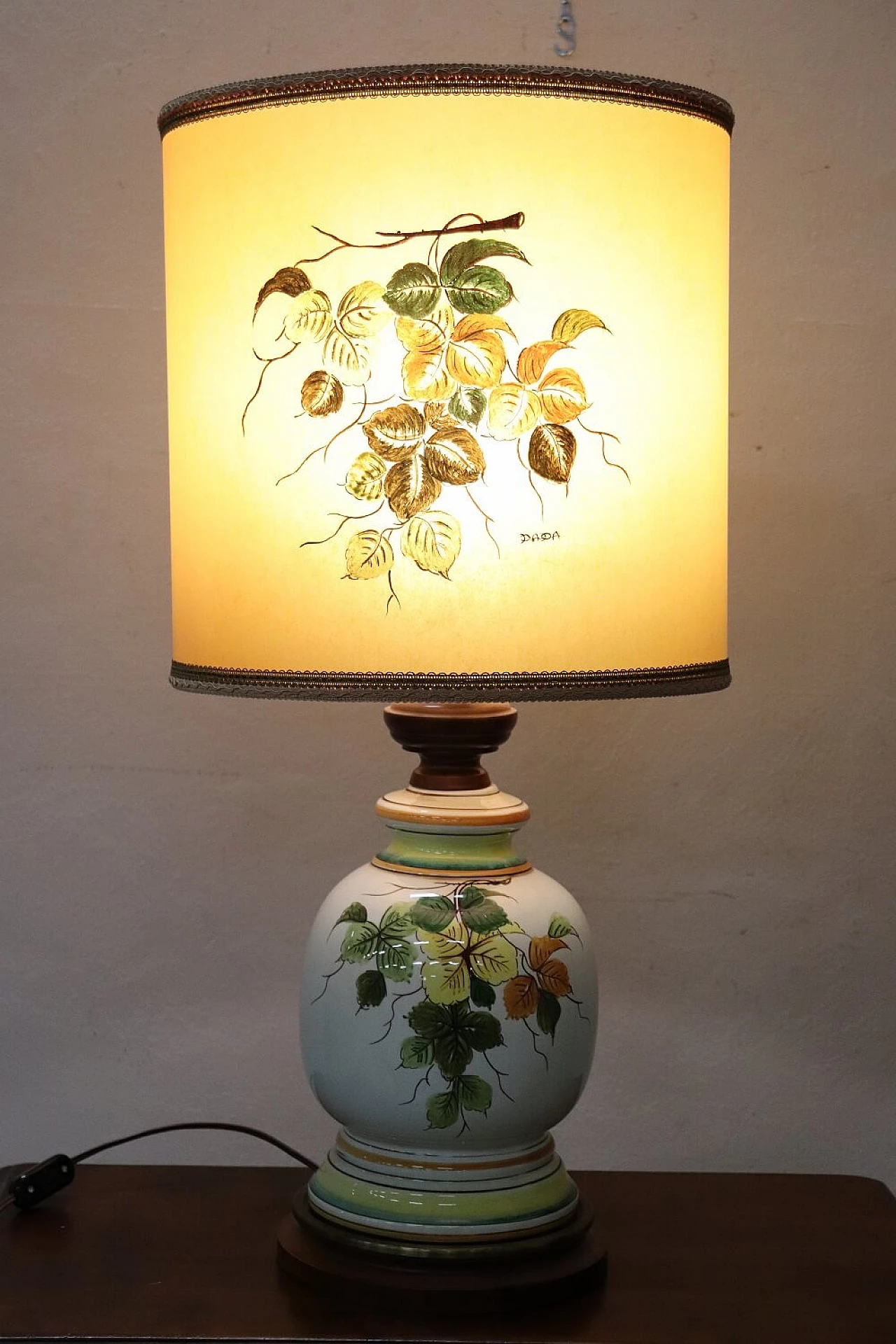 Ceramic lamp with floral motifs and wooden base, 80s 1277499