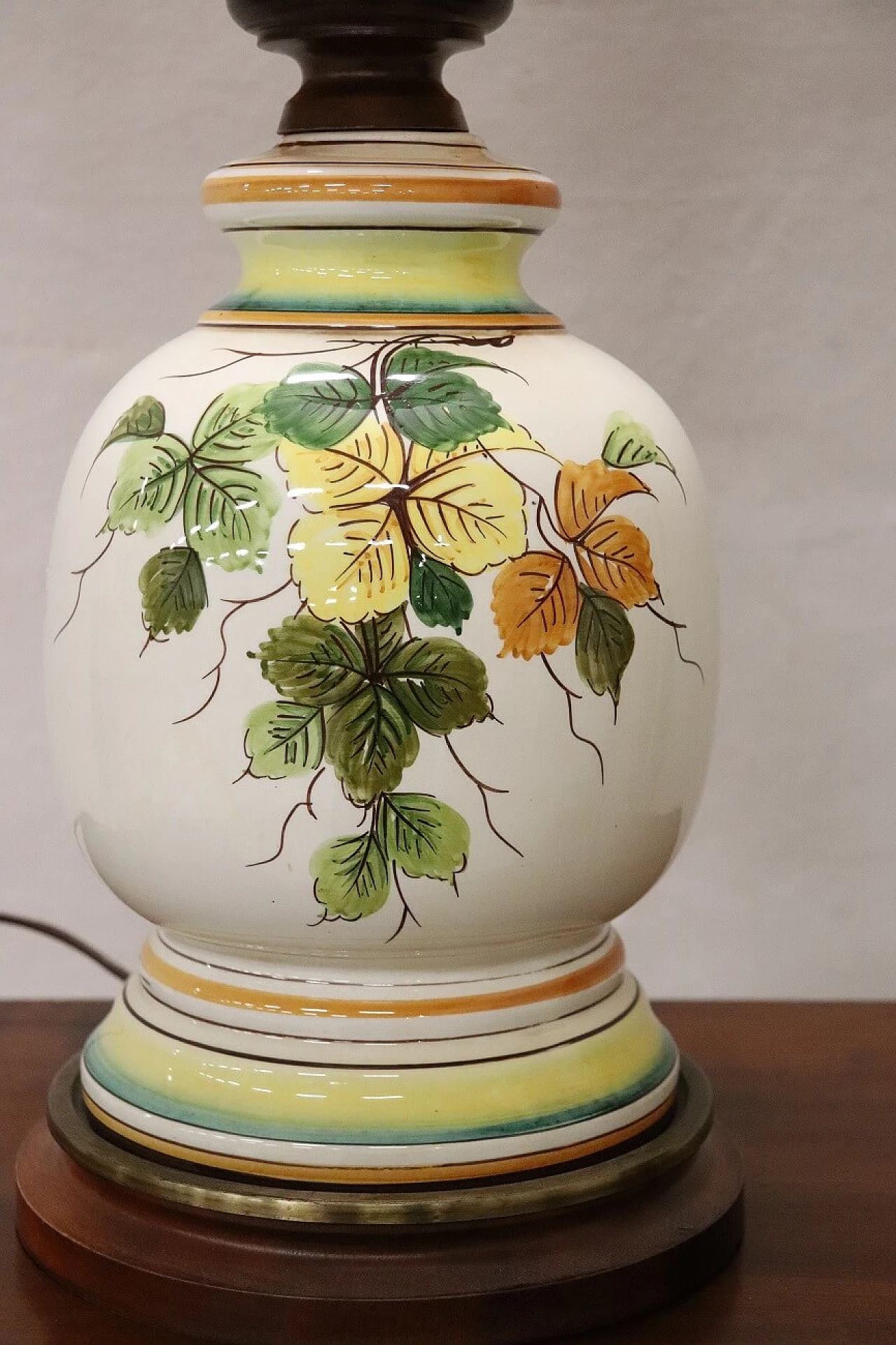 Ceramic lamp with floral motifs and wooden base, 80s 1277501