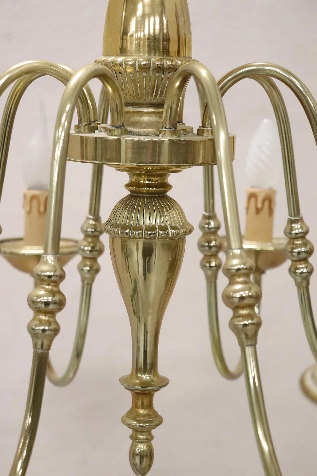 Refined gilded brass chandelier with eight lights, 1930s 1277581