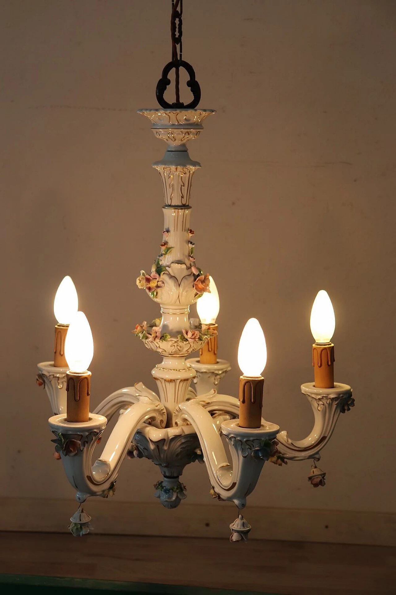 Lampadario in porcellana Capodimonte a cinque luci, anni '40 1277947