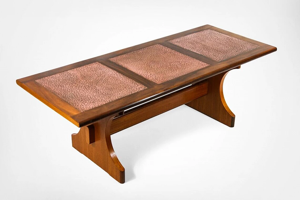 Tavolino in teak massiccio con piano in rame martellato di G Plan, anni '70 1278378