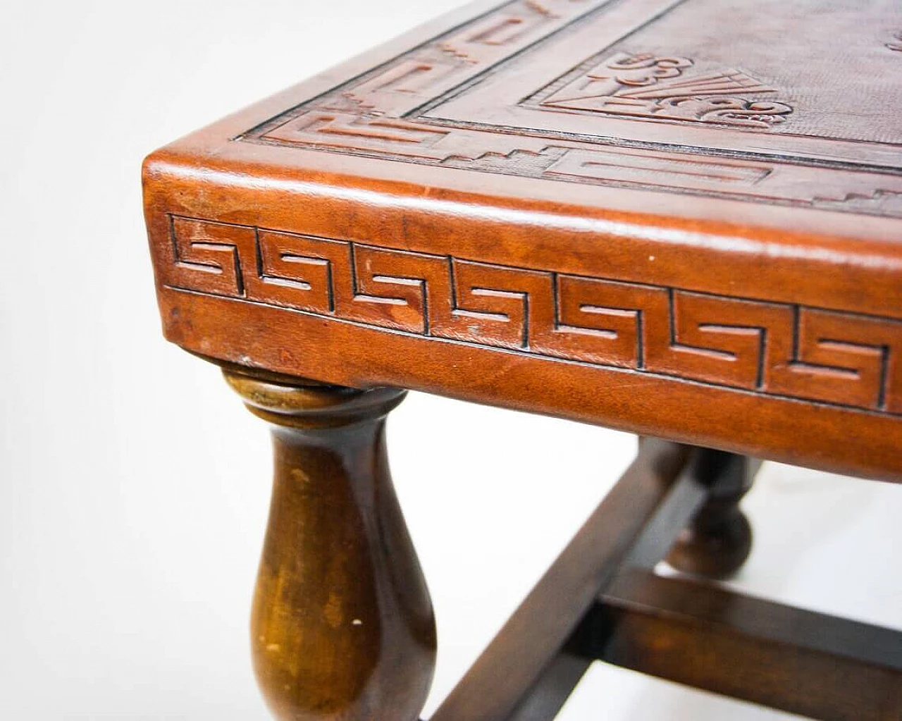 Peruvian coffee table in tooled leather and mahogany, 60s 1278395