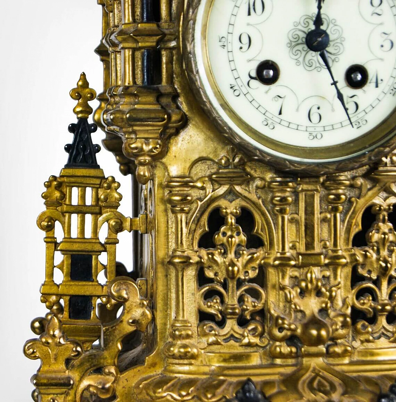 Orologio da camino e coppia di candelabri in ottone e smalto Champlevé di Japy Frere France, '800 1278414