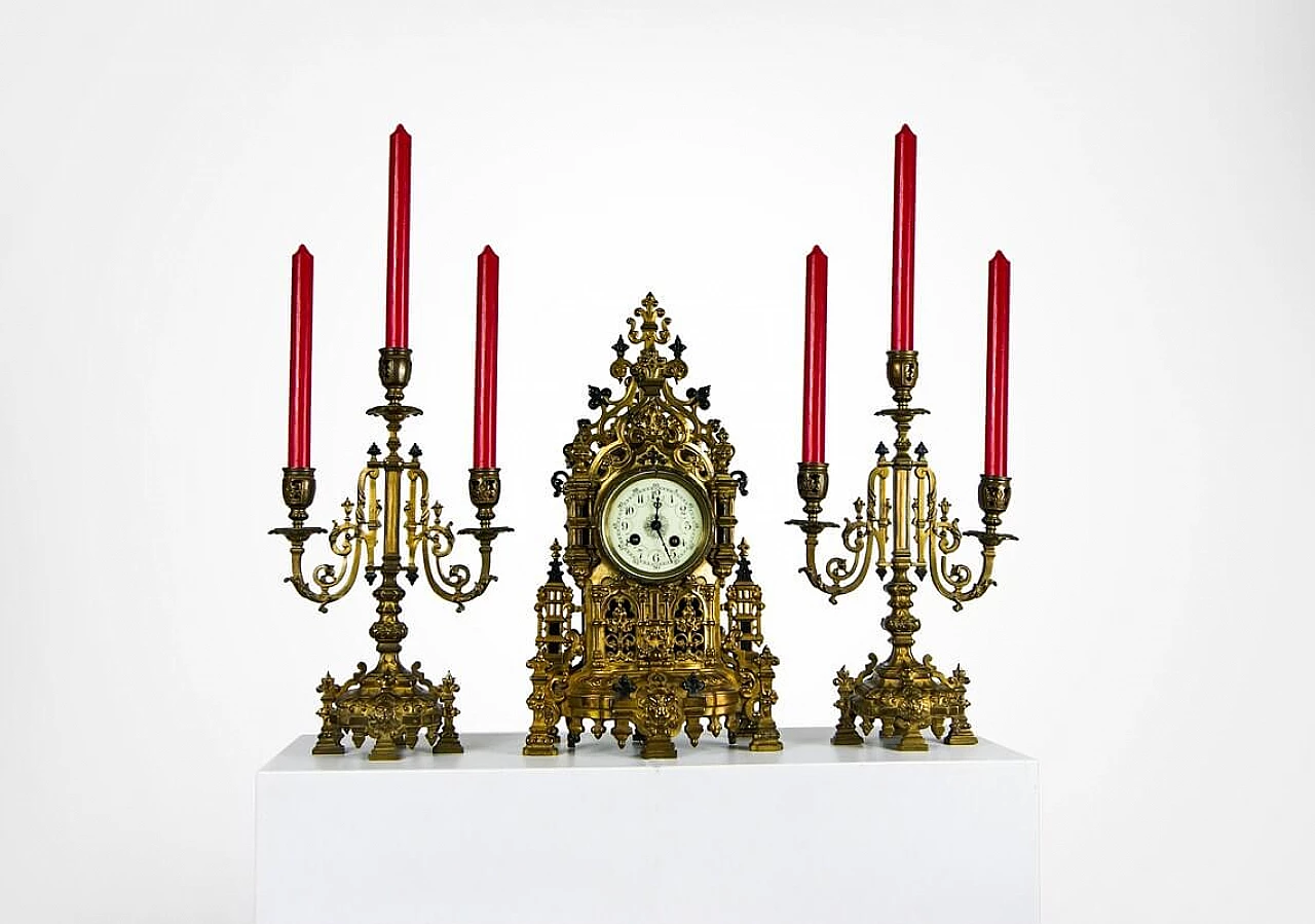 Orologio da camino e coppia di candelabri in ottone e smalto Champlevé di Japy Frere France, '800 1278415