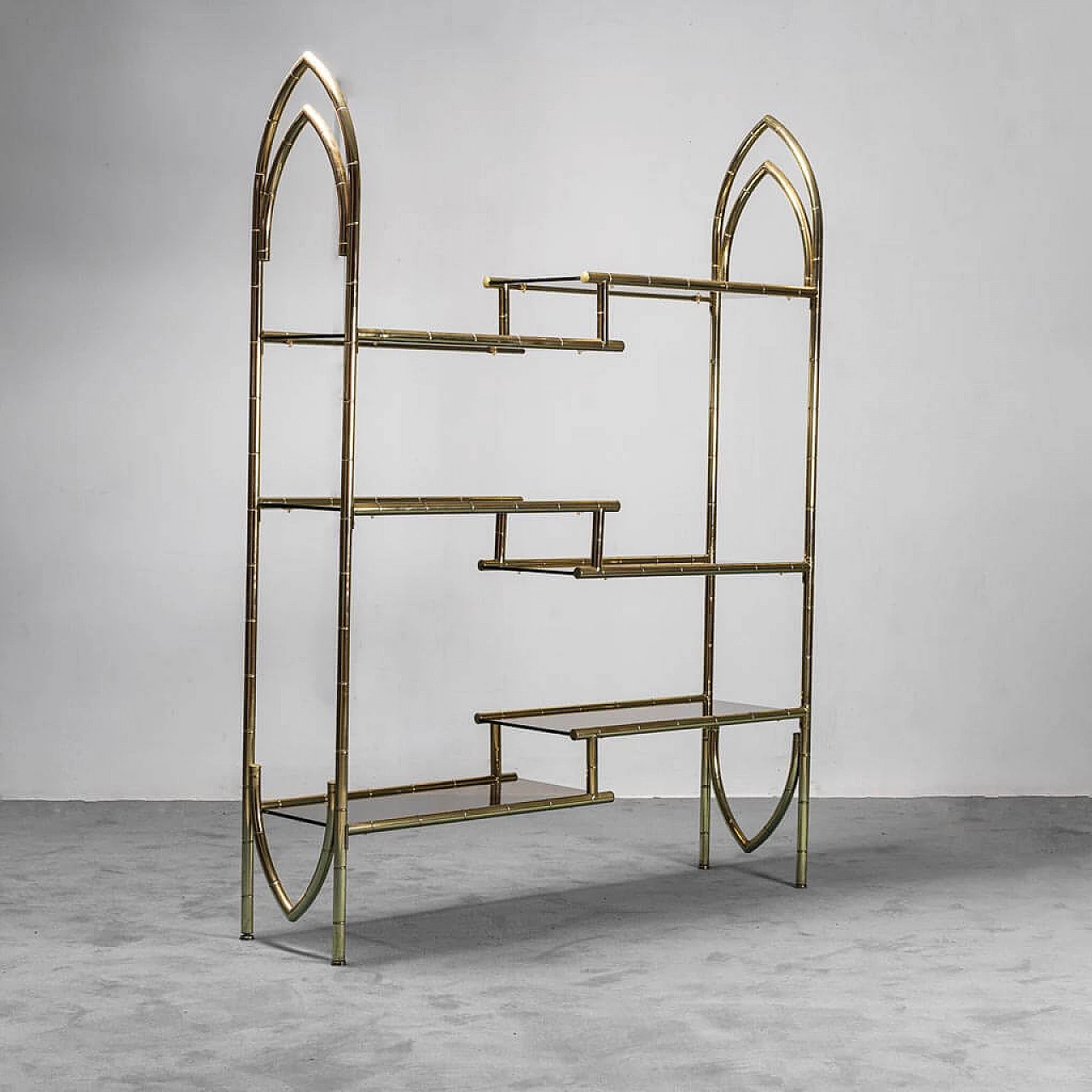 Bookcase in gilded metal and smoked glass, 70s 1279358
