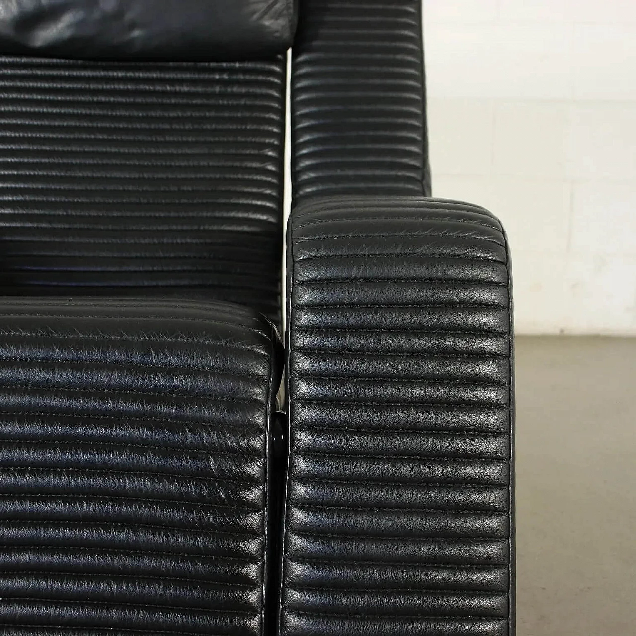 Poltrona Kilkis in metallo laccato e pelle di Tittina Ammannati & Gianpiero Vitteli per Brunati, anni '80 1279987