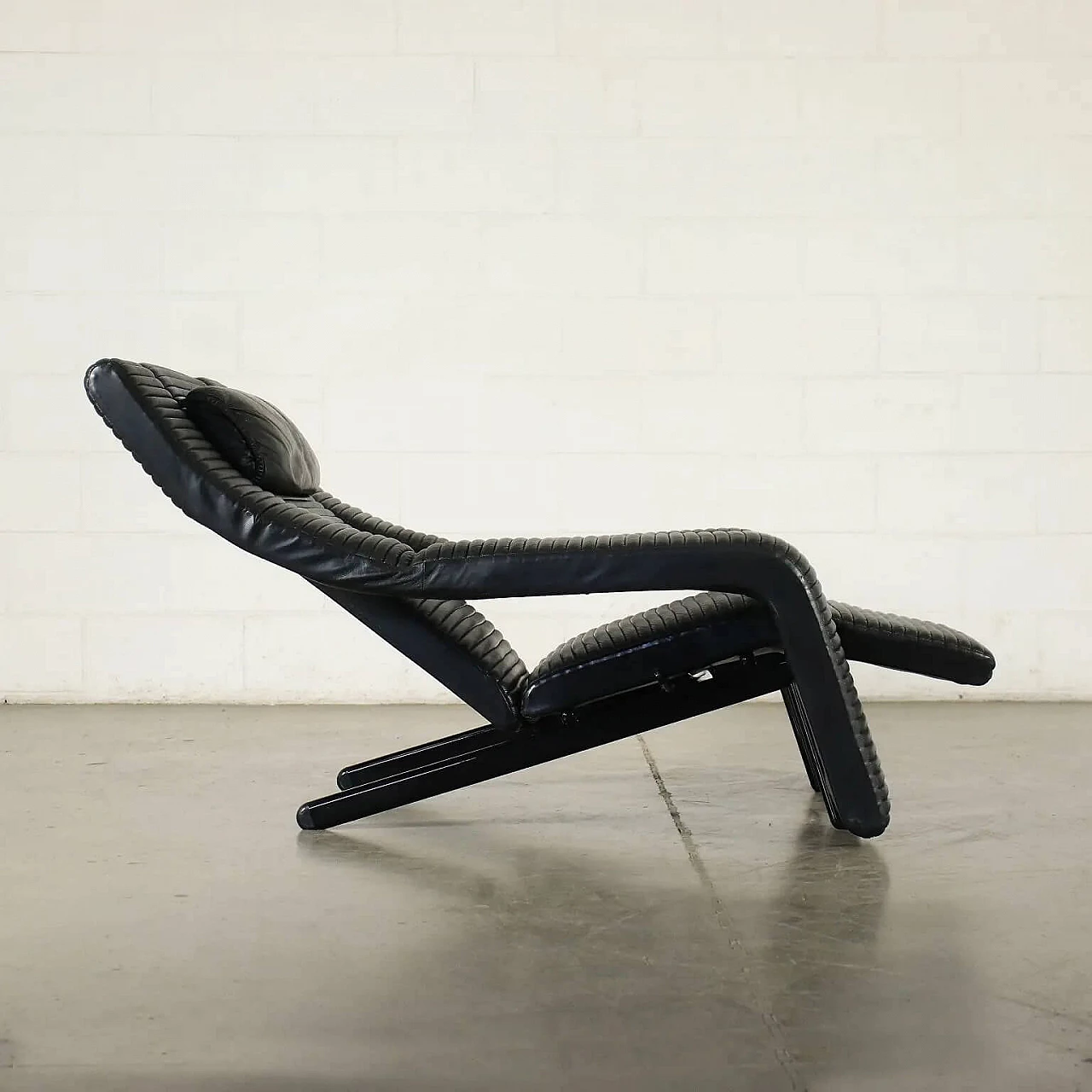 Poltrona Kilkis in metallo laccato e pelle di Tittina Ammannati & Gianpiero Vitteli per Brunati, anni '80 1279991