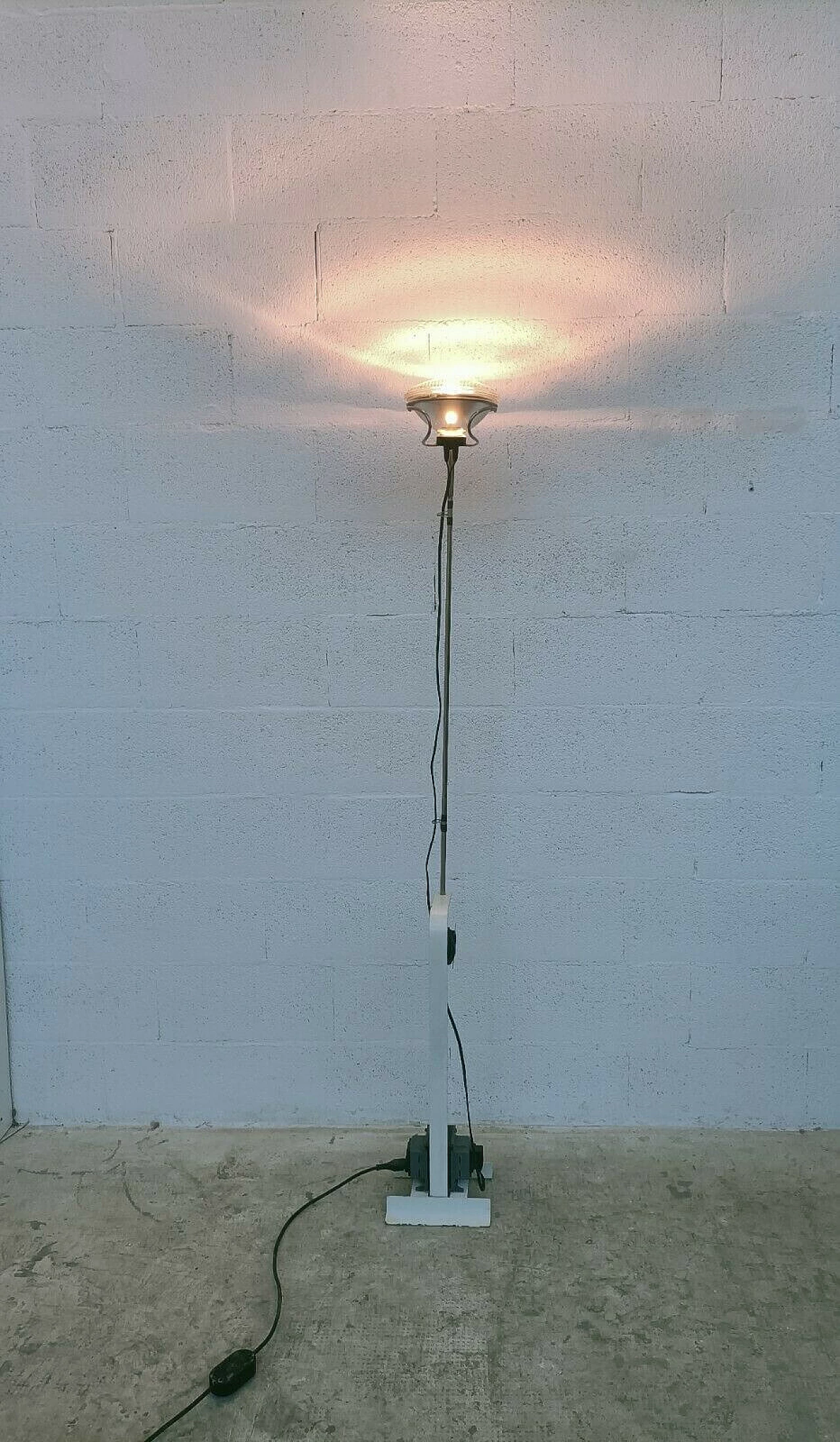 Lampada da terra Toio in acciaio smaltato, ferro e ottone nichelato di Achille & Pier Giacomo Castiglioni per Flos, anni '60 1280511