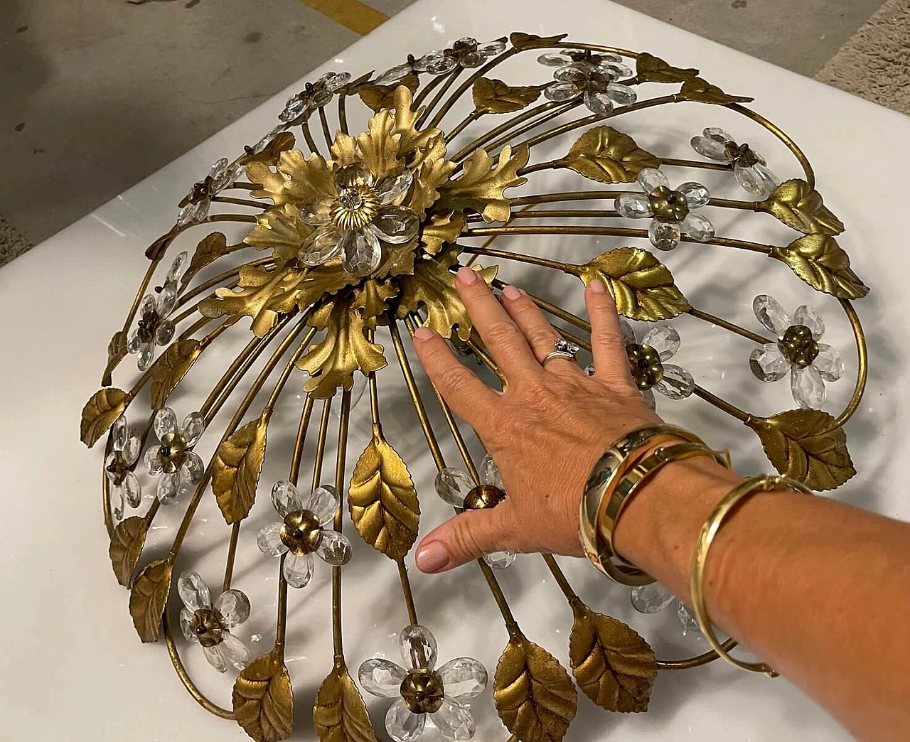 Grande plafoniera di cristallo a forma di fiore dorato, anni '60 1282736