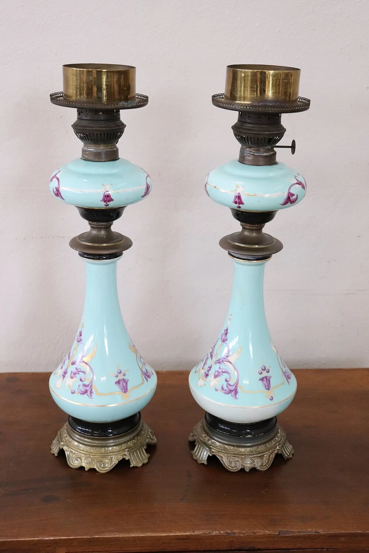 Coppia di lampade da tavolo antiche ad olio dipinte a mano, dell' '800 1282851