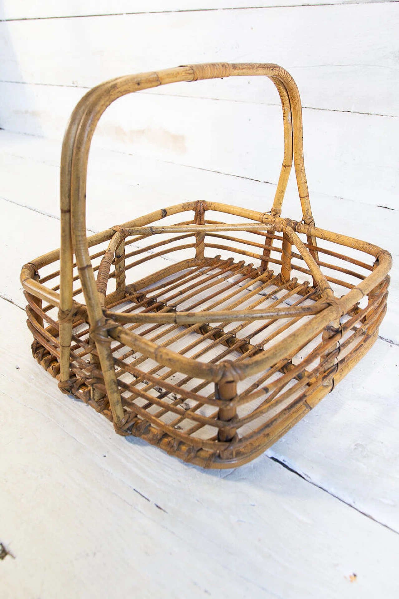 Wicker basket magazine rack, 50s 1283672