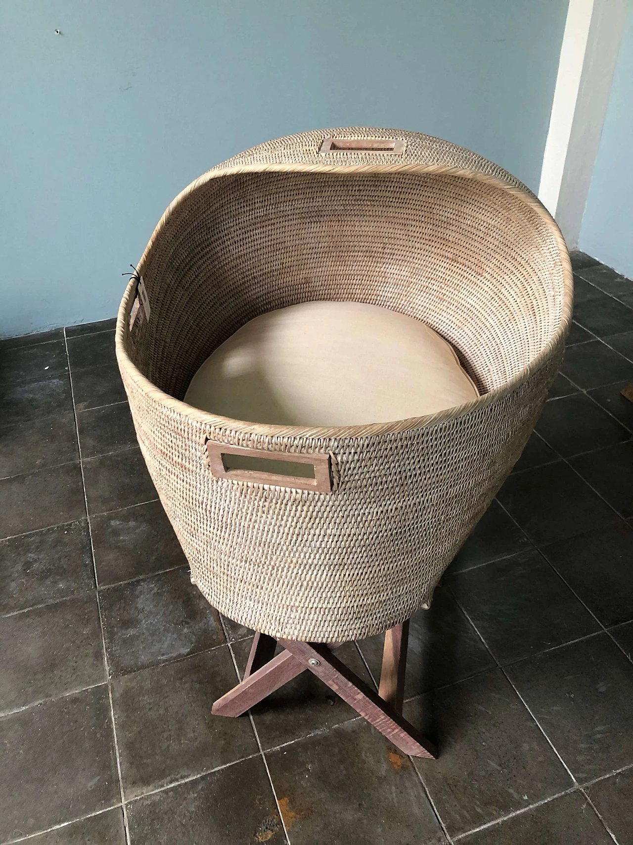 Rattan cradle and wooden folding stand 1283708