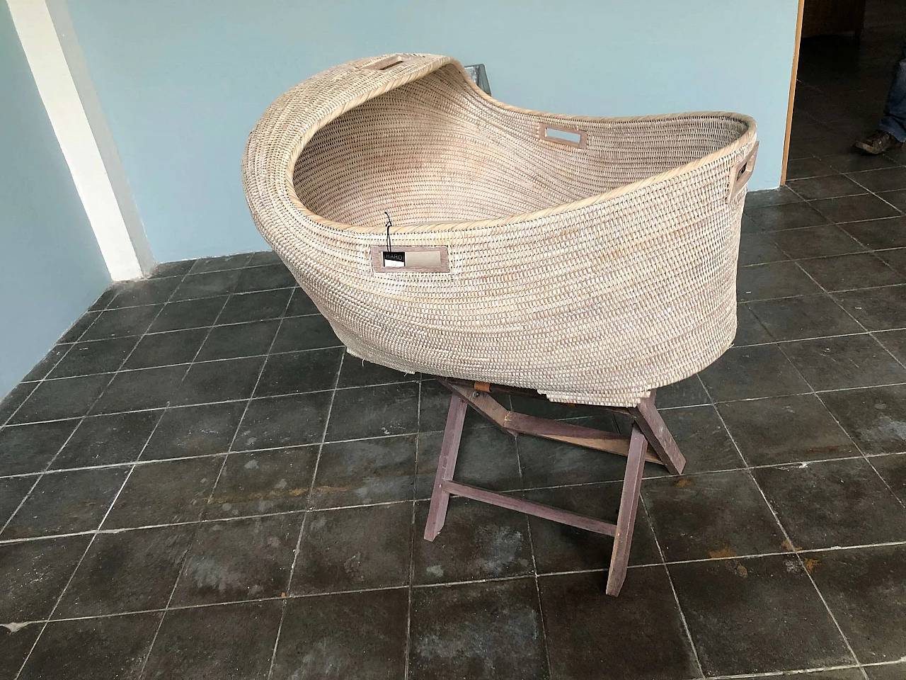 Rattan cradle and wooden folding stand 1283709