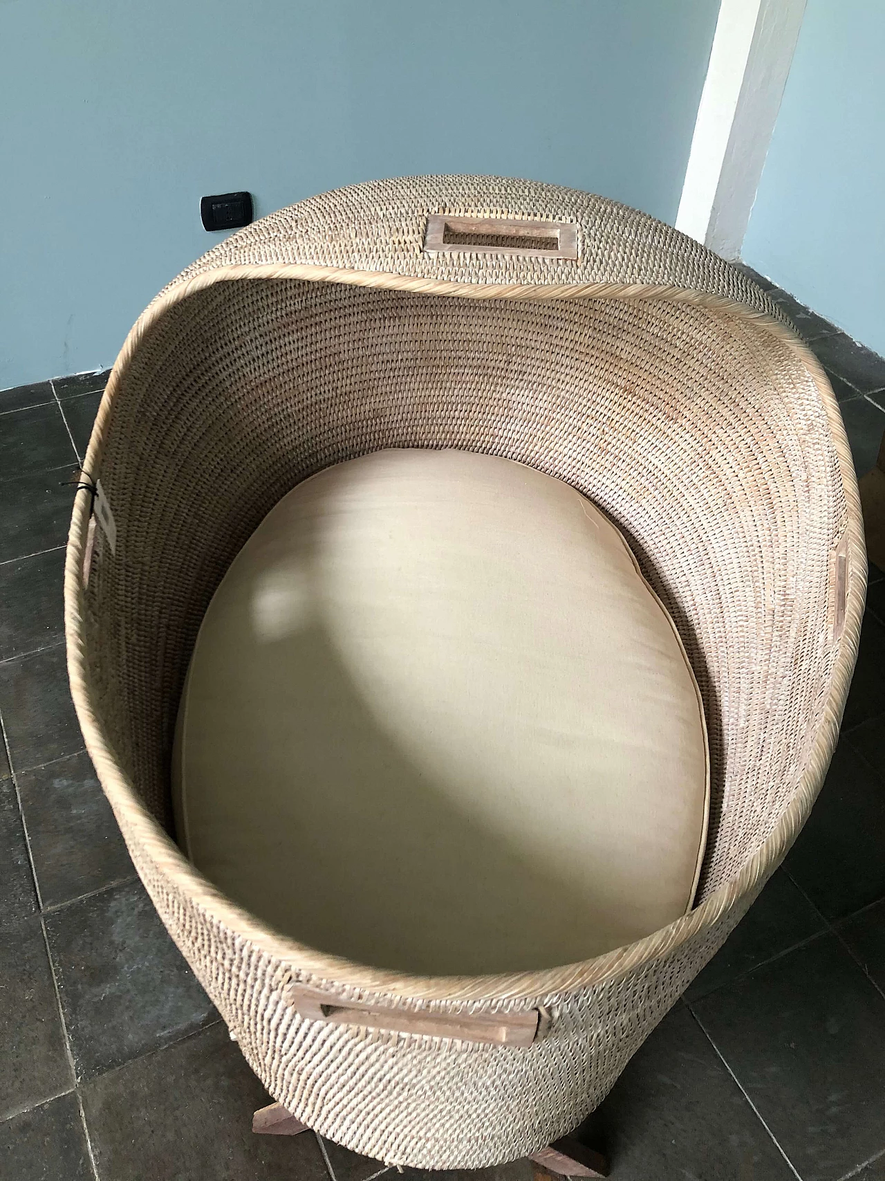 Rattan cradle and wooden folding stand 1283711