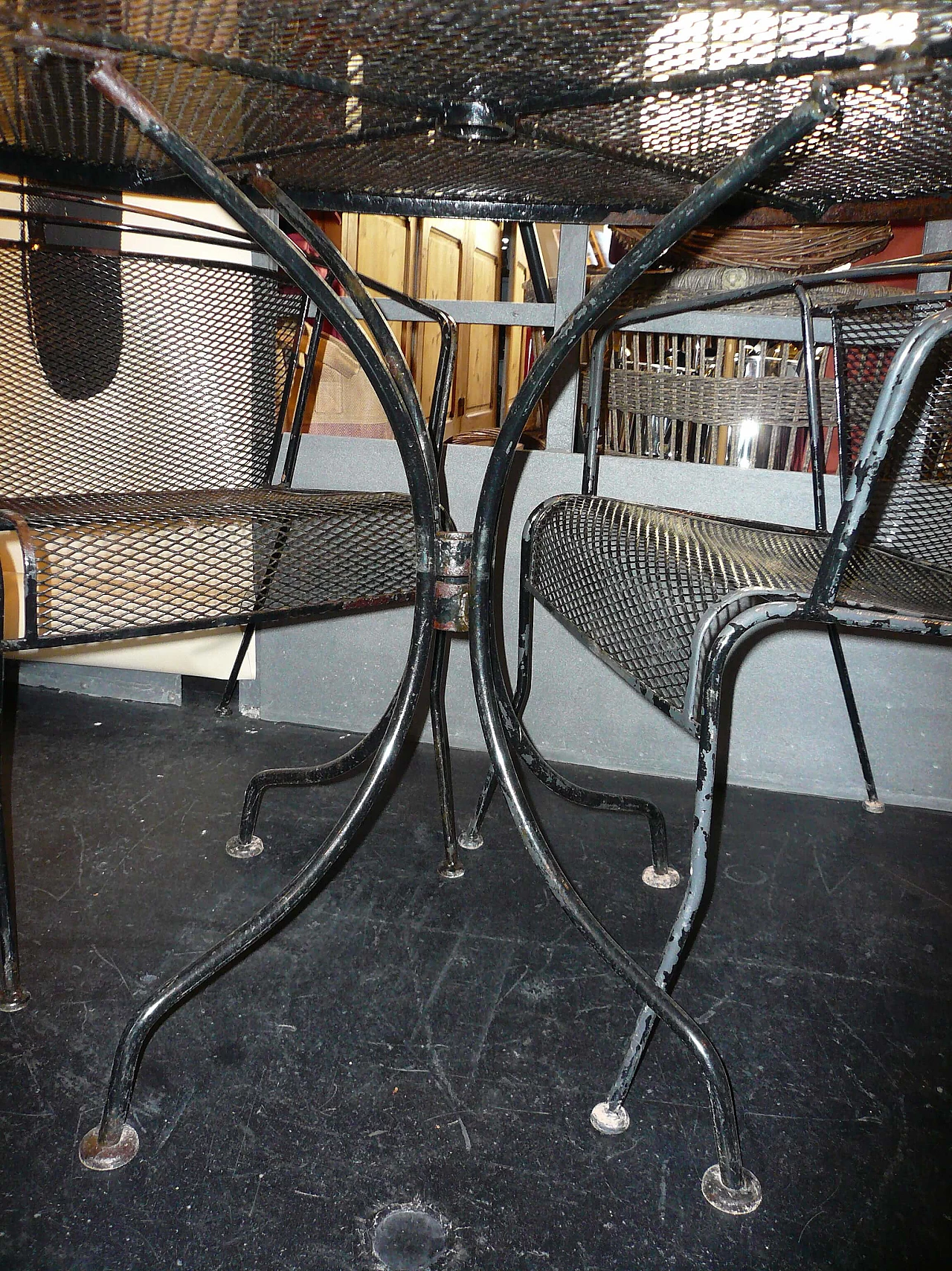 Tavolo e quattro poltroncine da giardino in ferro battuto, anni '60 1284035