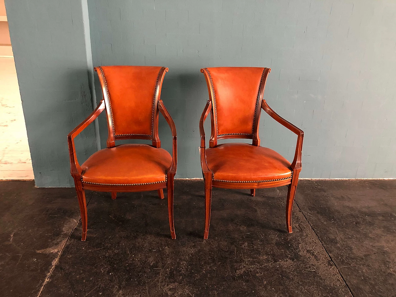 Coppia di poltroncine neoclassiche stile impero in noce e cuoio 1290055