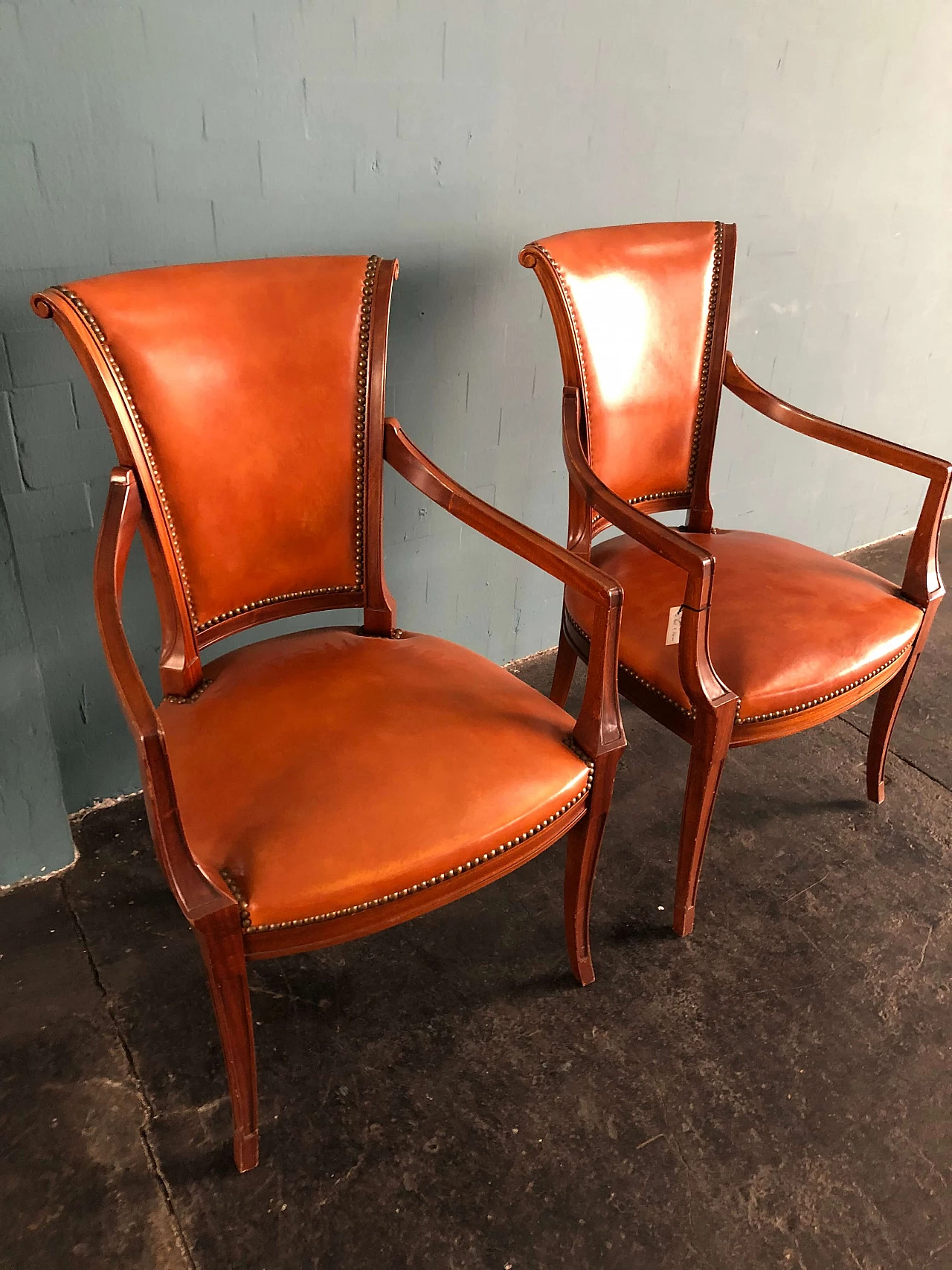 Coppia di poltroncine neoclassiche stile impero in noce e cuoio 1290056