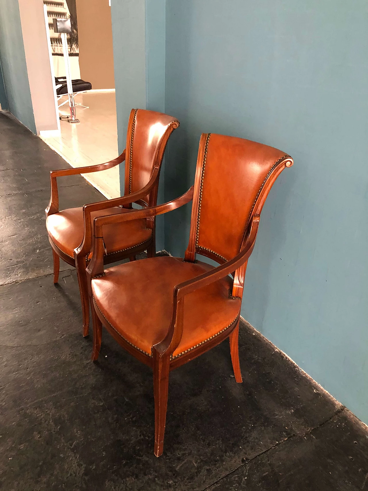 Coppia di poltroncine neoclassiche stile impero in noce e cuoio 1290057