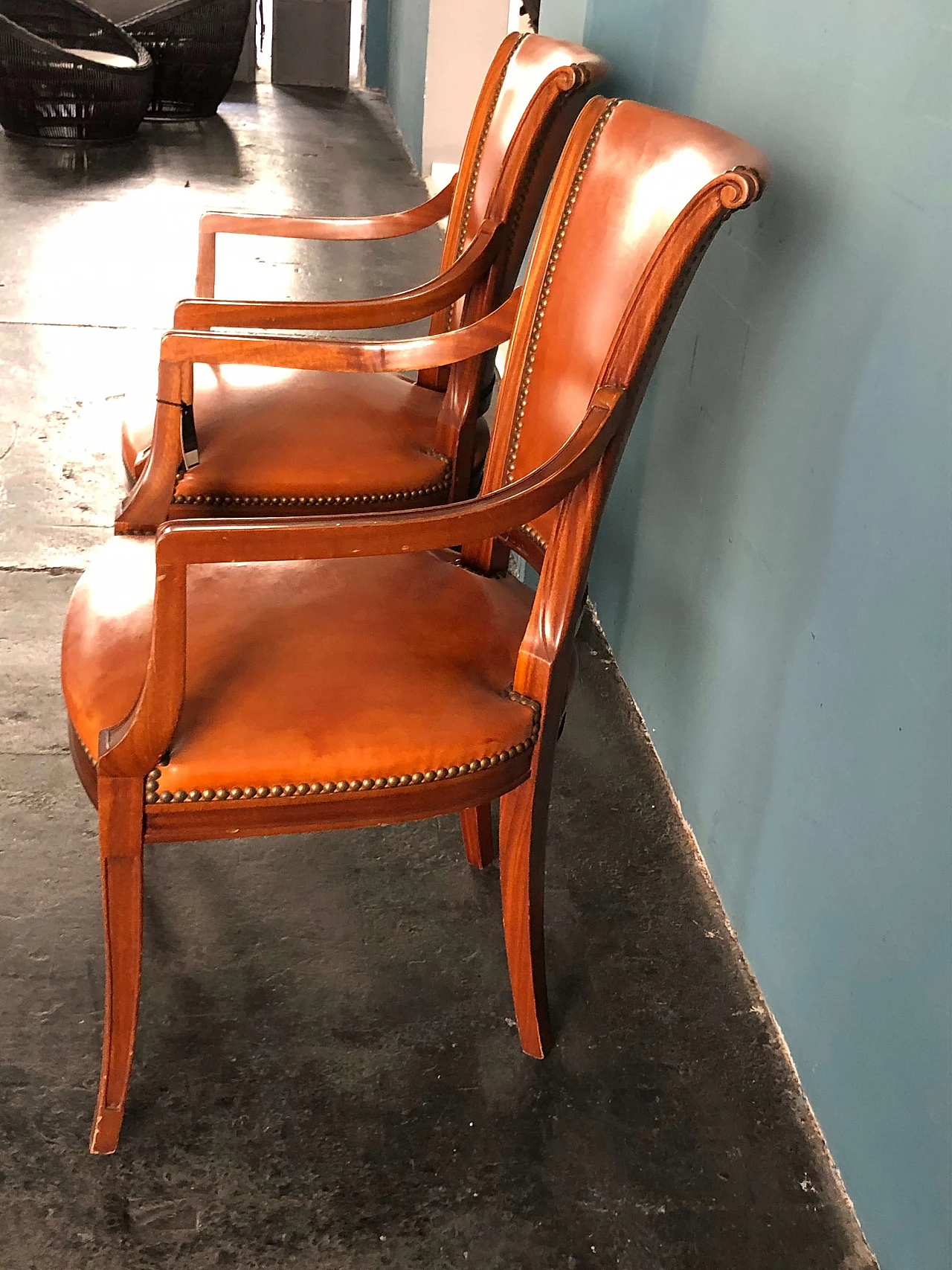 Coppia di poltroncine neoclassiche stile impero in noce e cuoio 1290058