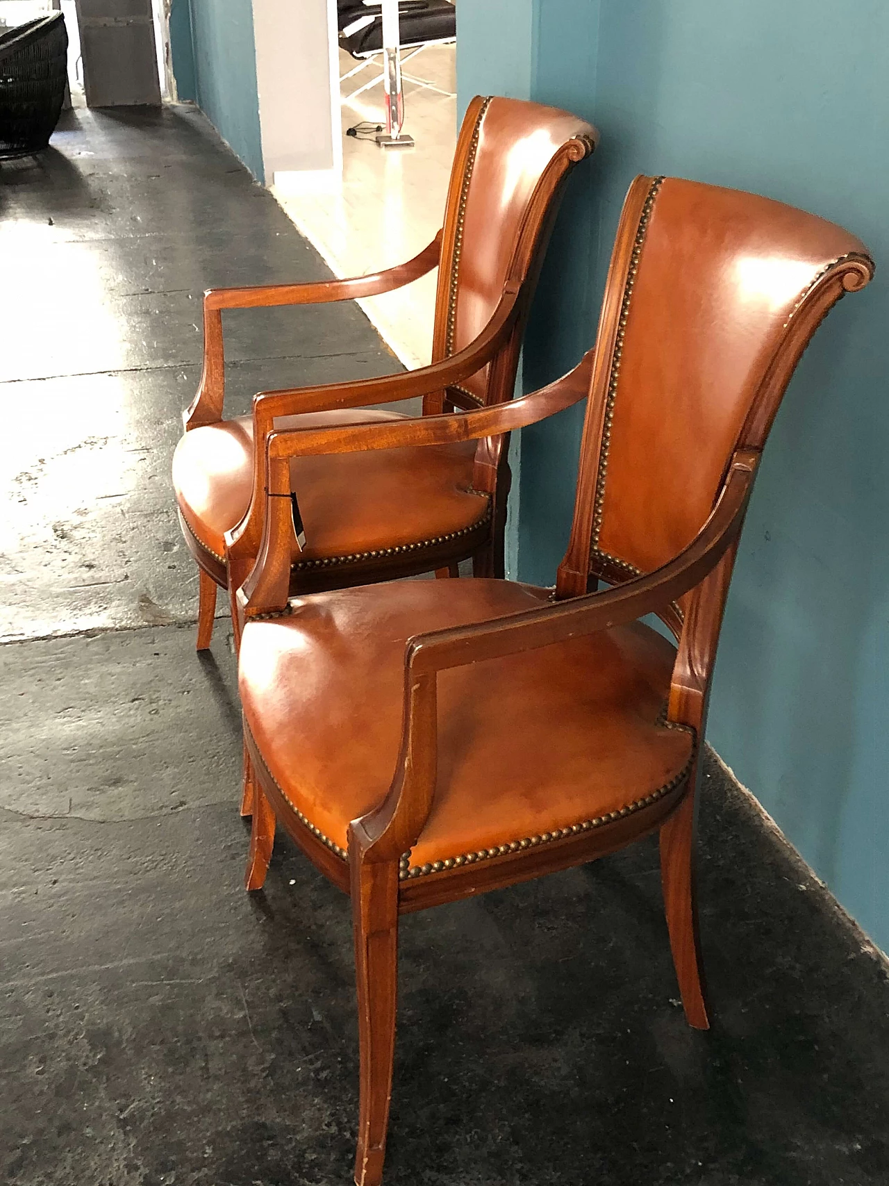 Coppia di poltroncine neoclassiche stile impero in noce e cuoio 1290060